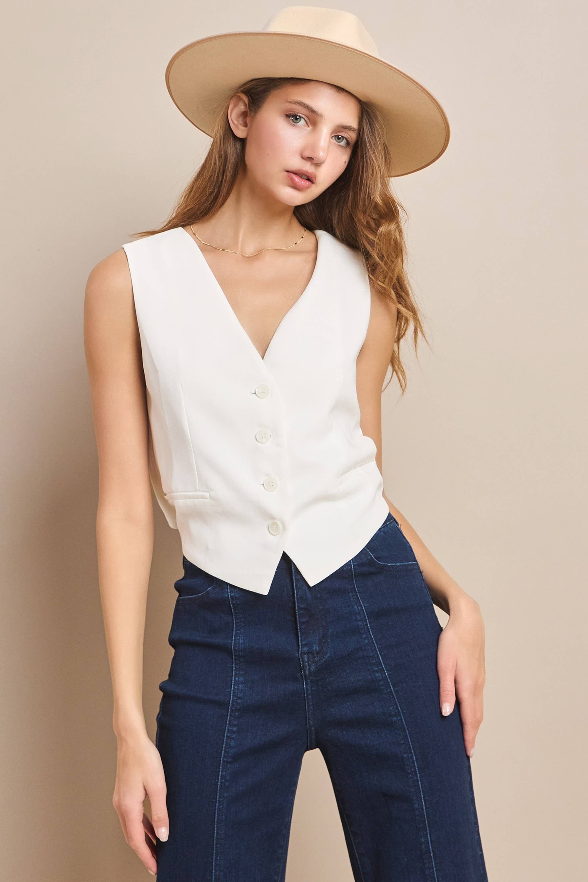 White sleeveless tailored vest with criss-cross back and zipper – The Frame Vest – Mariley Boutique